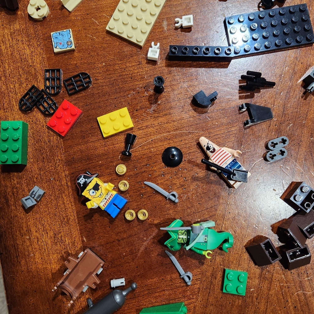 LEGO SpongeBob SquarePants Pirate Adventure Set - Green and Brown Open. Complete - Picture 4 of 8